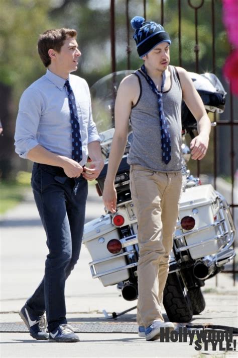 Zac Efron Y Dave Franco Galanes Encorbatados En El Set De Townies