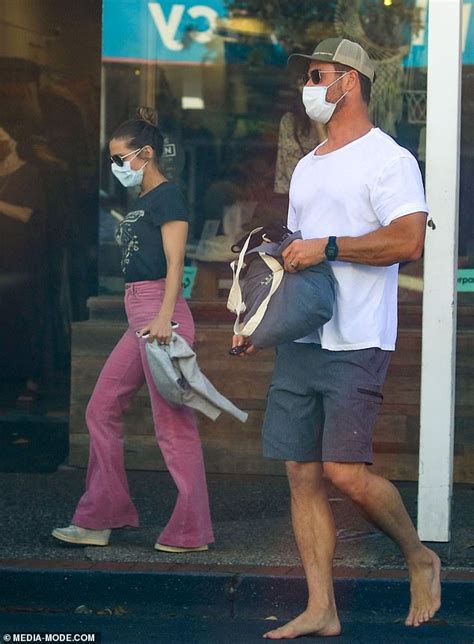 Barefoot Chris Hemsworth And His Wife Elsa Pataky Keep It Casual As They Go