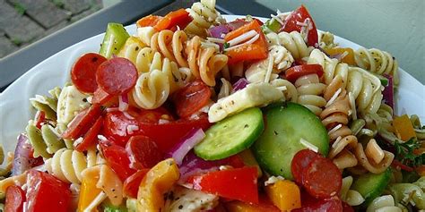 The ingredients are simple and flexible, so you can make this when you are inundated by summer produce or you can adapt to what's in season in the fall and winter. Festive Pasta Salads / This amazing salad is full of veggies: - makanan mantap cirebon