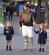 Xabi Alonso lleva a sus hijos al colegio a pesar de llevar una férula