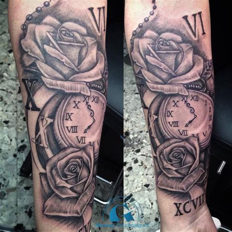 Une gravure avec des signes ésotériques et les signes du zodiaque. Tatouage montre à gousset | Graphicaderme
