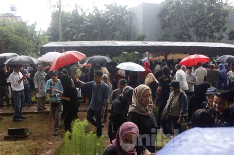 Foto Hujan Iringi Prosesi Pemakaman Rizal Ramli Di Tpu Jeruk Purut
