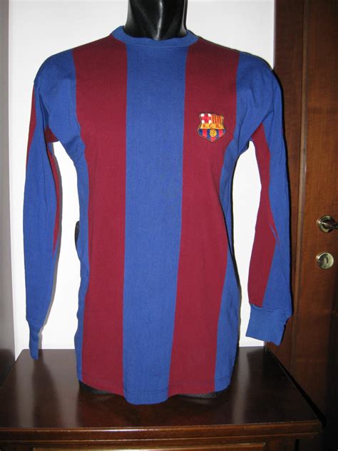 Clément lenglet prefers to play with right foot. Barcelona Home camisa de futebol 1974.