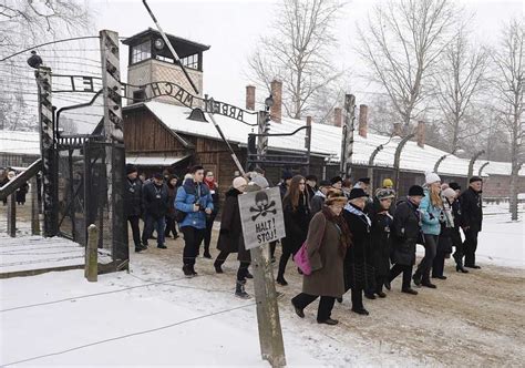 nacionalistas de extrema derecha protestan contra ceremonia en auschwitz por el día del holocausto