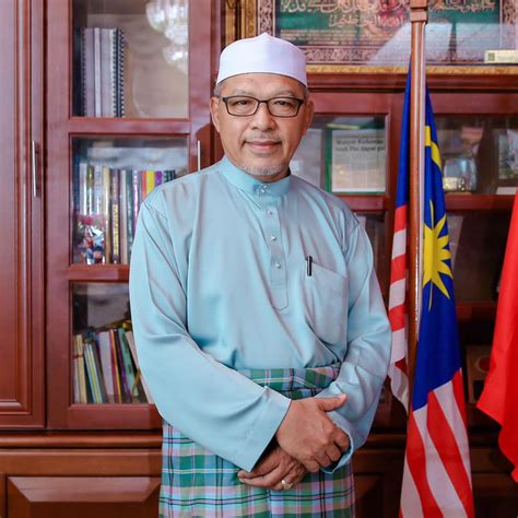 Datuk ahmad yakob had been sworn in as the kelantan mentri besar. The Menteri Besar Of Kelantan