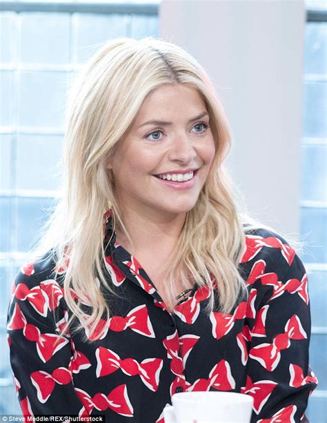 Holly Willoughby Dons A Party Hat On Sunday Brunch Daily Mail Online