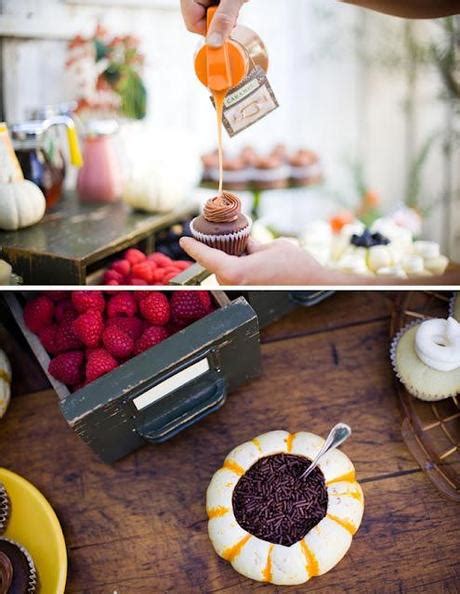 Cupcakes make the perfect centerpiece for a party, whether it's for children or adults with a sweet for a fun and unique entertaining option, you can create your own cupcake bar and allow guests to. Cupcake topping bar... che idea! - Paperblog