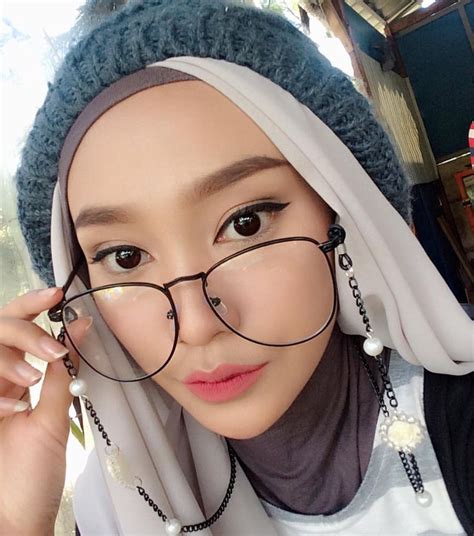 Hijabs Are Not Restricting This Girl Is So Creative For Wearing Hijab With Beanie Fall