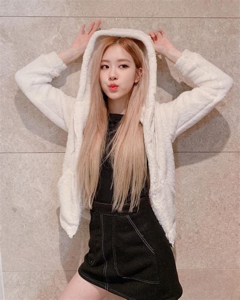 See more ideas about blackpink, blackpink rose, rose. BLACKPINK-Rosé 181126 Instagram @roses_are_rosie | Kpop ...