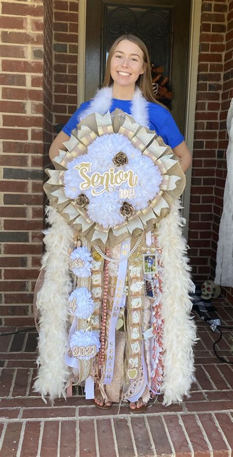 Pin By Carrie Briggs On Mums Big Homecoming Mums Homecoming Mums Diy Homecoming Mums Senior