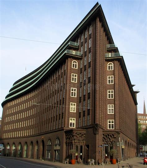 The chilehaus building is famed for its top, which is reminiscent of a ship's prow, and the facades, which meet at a. Chilehaus redaktionelles foto. Bild von büro, deutschland ...