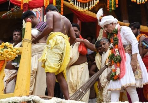 Bahuda Yatra Puri Gajapati Solemnises Chhera Panhara Ritual Odisha News Tune