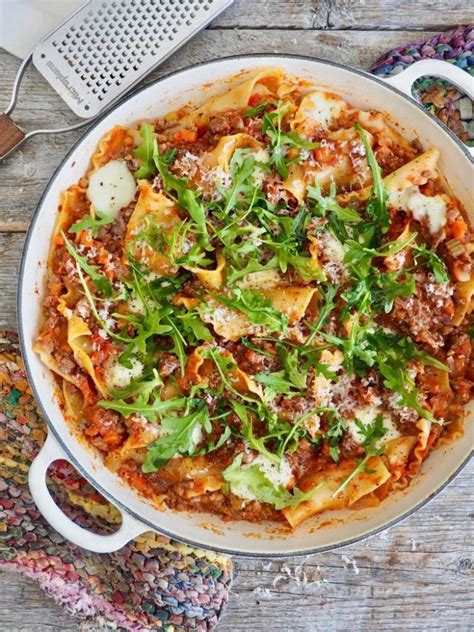 Dela laxen i små bitar och rör i den också. Pastagratäng Köttfärs Kanel