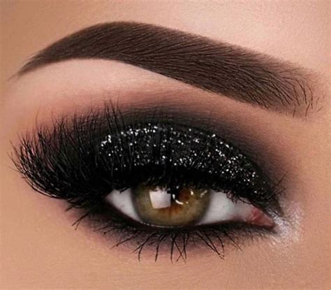 Black Eye Makeup Is All The Rage For The New Year Beauty