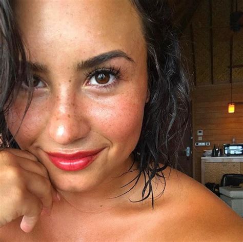 Demi Lovatos Freckles No Makeup Selfies Pics
