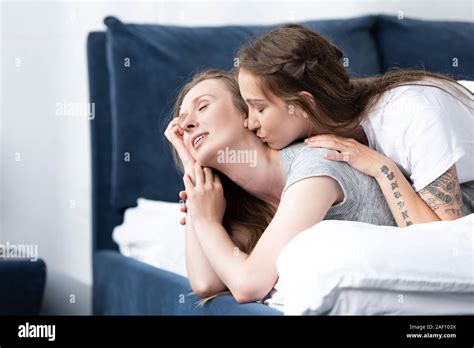 Lesbianas Bes Ndose Fotograf As E Im Genes De Alta Resoluci N Alamy
