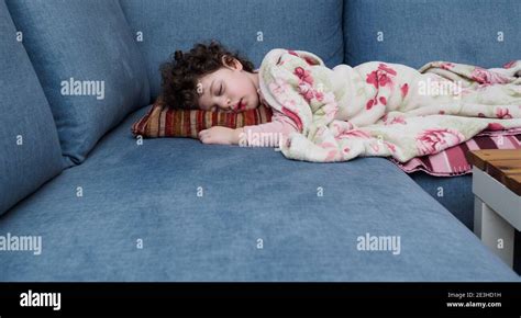 El Niño Se Durmió En El Sofá Y Estaba Cubierto Con él Una Manta De Un