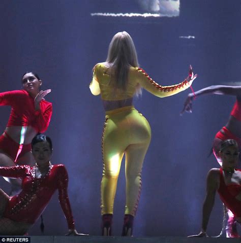 Iggy Azalea Sparks Butt Implant Rumours At Iheartradio Daily Mail Online