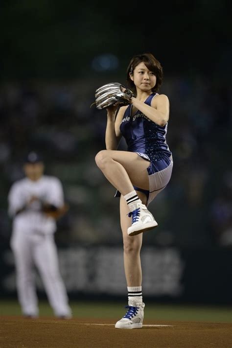 中村静香、チアリーダーのミニスカ衣装で始球式 1枚目の写真・画像 rbb today