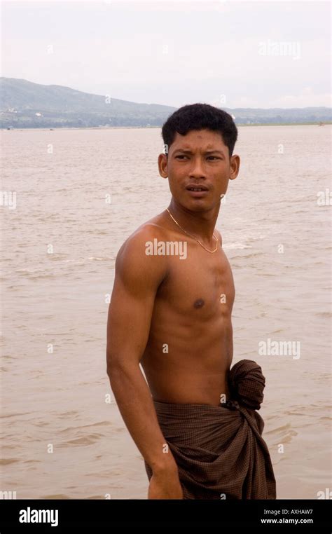 Photographie D Un Jeune Birman Torse Nu Homme Sur La Rivi Re Ayeyarwady