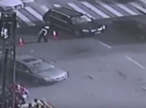 Huge Sinkhole Opens At Busy Chinese Intersection The Independent
