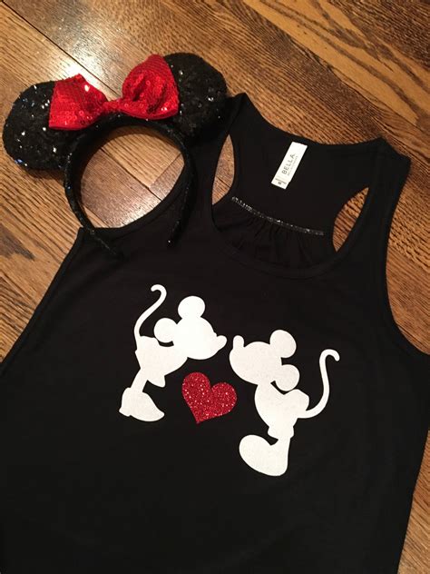 Minnie Mouse And Mickey Mouse Kissing Tank Top Womens
