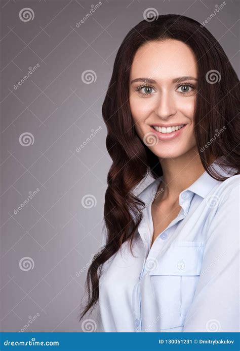 Portrait De Jeune Femme Naturelle Avec De Beaux Cheveux Un Sourire Gai