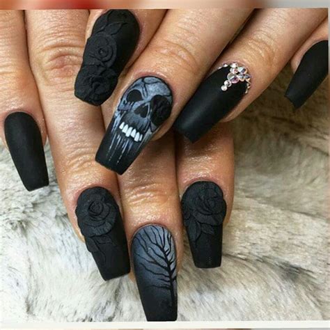 Las imagenes de uñas negras decoradas, acrilicas, mate, con dorado, con rojo, plata, blanco y mucho más! Uñas Halloween 2020 - Tendenzias.com