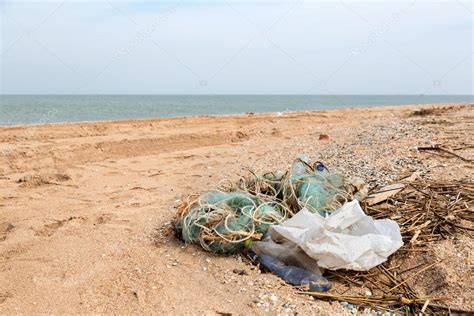 Contaminación Basura Plástico Y Residuos En La Playa Después De Las