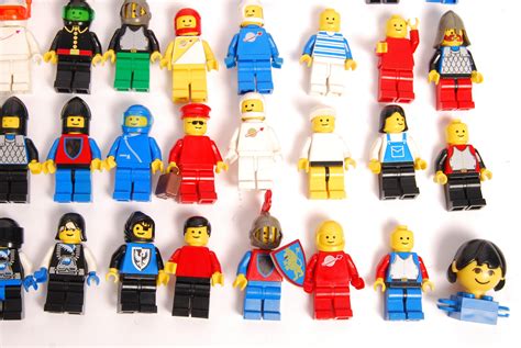 a large collection of some 100 assorted vintage 1980 s 90 s lego minifigures including space