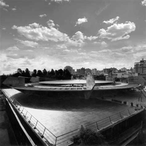 Estudió arquitectura y urbanismo en la universidad presbiteriana mackenzie, graduándose en 1954. En perspectiva: Paulo Mendes da Rocha | ArchDaily México