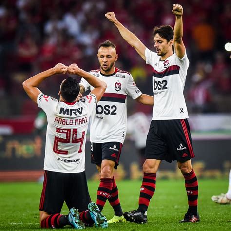 O sistema de jogo do mengão é ofensivo, mesmo porque com a qualidade que o time tem sequer se imagina o flamengo jogando na defesa, respeito a opinião de todos, mas, se quisermos manter a alta técnica e qualidade do time, precisamos sim, melhorar a zaga, (rodrigo caio machucou de novo). SEMIFINAL: Flamengo impede blitz do Inter e faz jogo ...