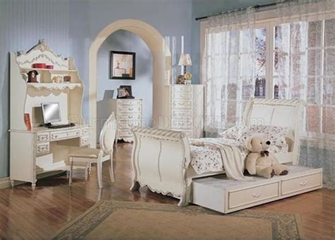 Pearl White Classic Girls Bedroom Wsleigh Bed And Carved