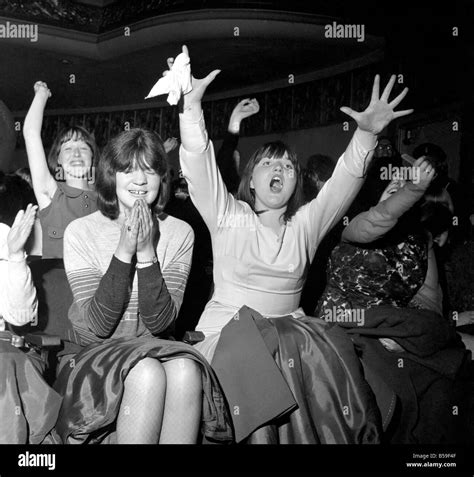 Screaming Girls Beatles Fans Fotos Und Bildmaterial In Hoher