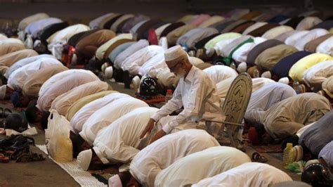 حكم صلاة الجماعة في المسجد عند الأئمة الأربعة