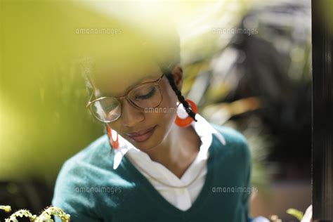 Portrait Of Young Woman Wearing Eyeglasses 11100032588 の写真素材・イラスト素材｜アマナイメージズ