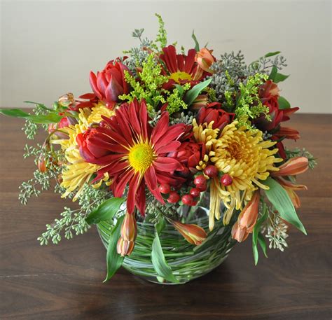 A Thanksgiving Table Flower Arrangement In Fall Colors Table Flower