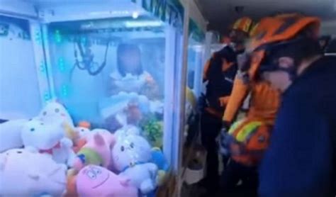 8 Year Old Girl Gets Stuck In A Claw Machine Firefighters Called To The Scene Koreaboo