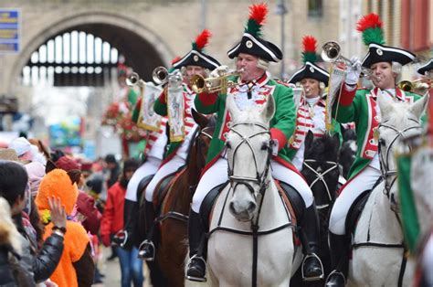 Die größten umzüge am letzten montag des karnevals gibt es dabei in köln, mainz und düsseldorf. Kölner Rosenmontagszug startet wie geplant mit präventiven ...