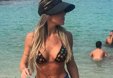 Joana Machado usa shortinho em praia e mostra o corpão OFuxico