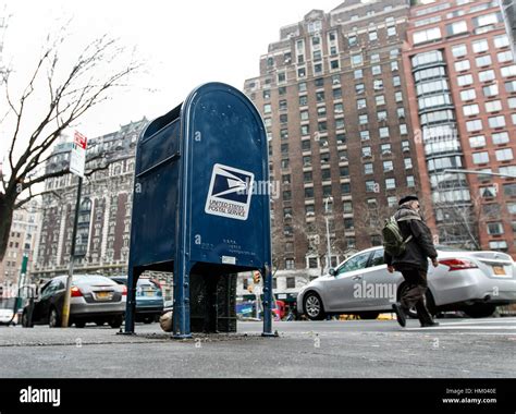 Un Service postal des États Unis fort se tient sur le trottoir sur Amsterdam Avenue à Manhattan