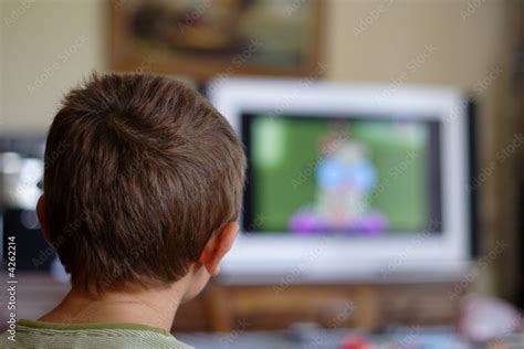 Enfant Qui Regarde La Télé Stock Photo Adobe Stock