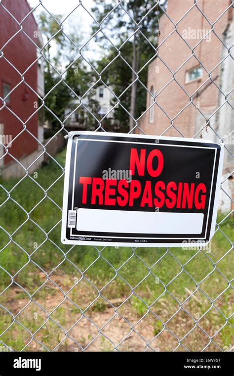 Fence No Trespassing Sign Hi Res Stock Photography And Images Alamy