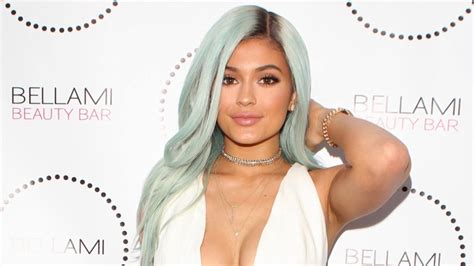 Doterra ice blue touch combines ice blue essential oil blend in a base of fractionated coconut oil, which delivers soothing benefits to the skin in a diluted form. Kylie Jenner Debuts New Ice Blue Hair In a Plunging White ...