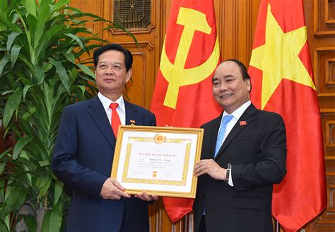 Trao Huy hiệu 50 năm tuổi Đảng cho nguyên Thủ tướng Nguyễn Tấn Dũng - Báo Người lao động