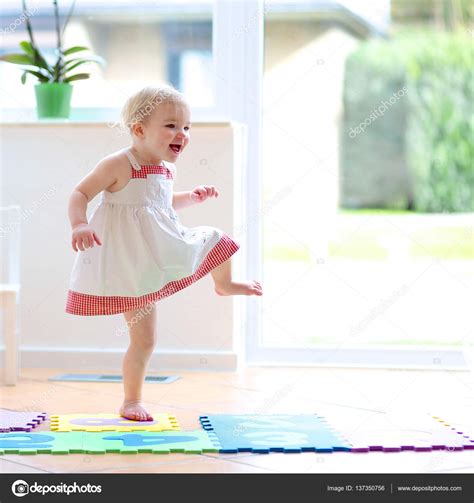 Botinhas de bebe menina dançando mini bolsa golas croche sandálias de crochê sapatinho de crochê sapatinhos de bebe pezinho croche infantil. Menina dançando dentro de casa — Stock Photo © CroMary ...