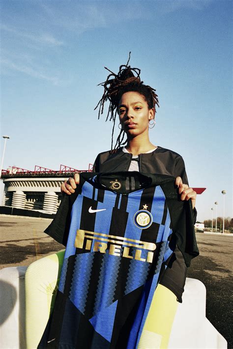 Sign up to get access to all the videos and exclusive content from fc internazionale milano including. Inter Milan x Nike 20th Anniversary Mash-Up Jersey | 18/19 ...