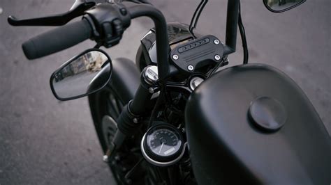 Harley Davidson Iron 883 Relocated Speedometer And Biltwell Frisco