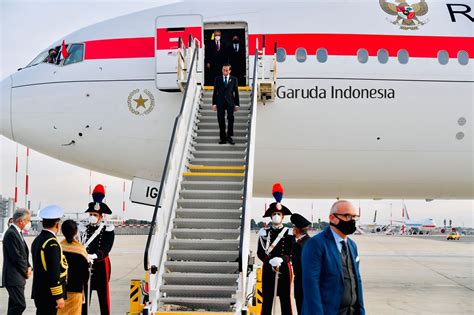 foto foto presiden jokowi tiba di italia dengan pesawat garuda