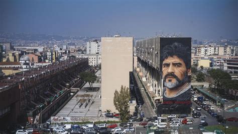 Napoli Un Enorme Murales Per Maradona Nel Quartiere San Giovanni